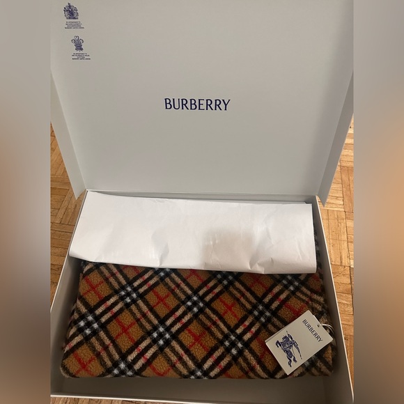 Burberry Fleece Baby Blanket - Picture 8 of 9